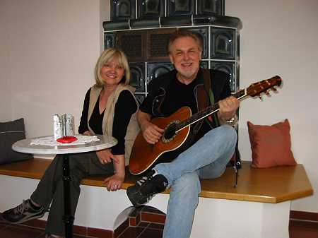 Britta und Delf - Musizieren am Kamin