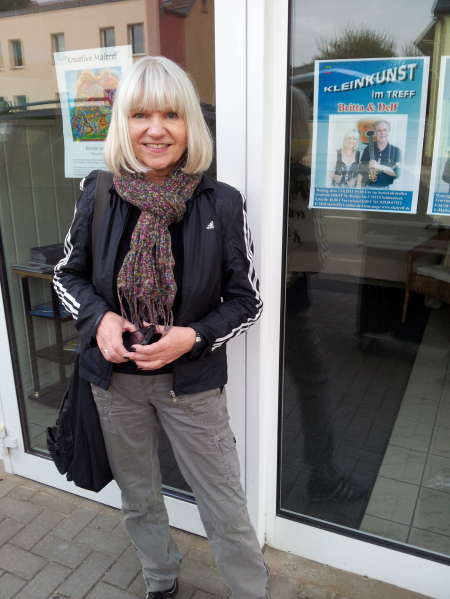 Britta vor dem "Treff" Schönebeck vor dem Britta+Delf - Konzert
